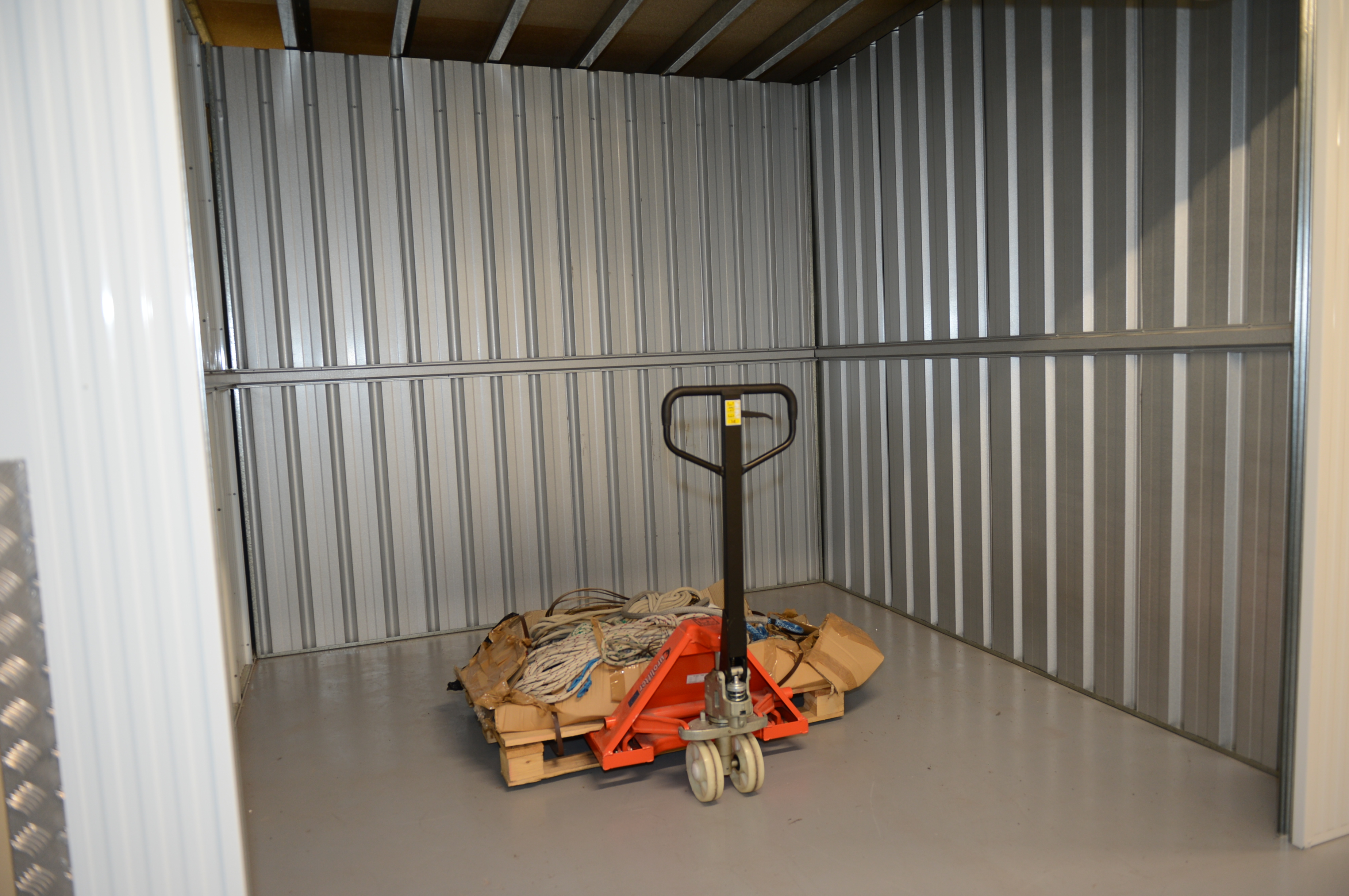 Storage unit with pallet
